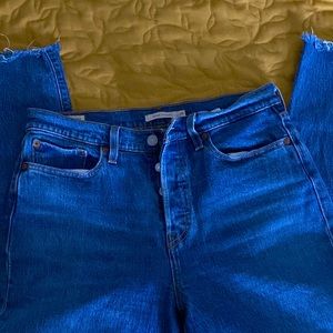 Great pair of Levi’s wedgie ! Fit too big ! Smoke feed home